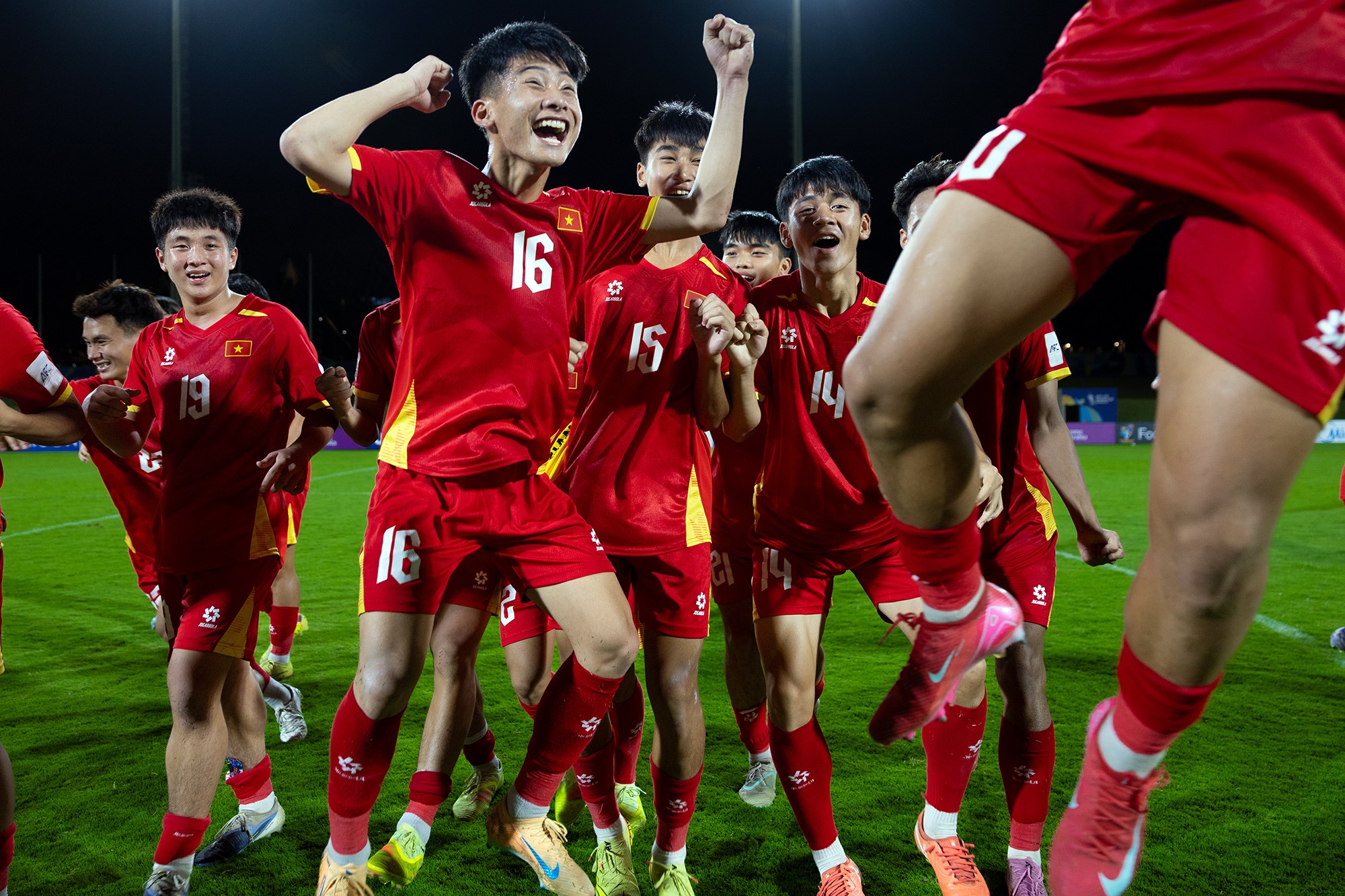 U17 Việt Nam đã đứng dậy mạnh mẽ sau trận thua 1-4 trước U17 Hàn Quốc ở lượt đấu trước, xuất sắc ngược dòng đánh bại U17 UAE để vượt qua chính các đối thủ này lên ngôi nhất bảng C.