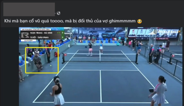 Nam thanh niên (bên trái) chia sẻ lại clip về tình huống cổ vũ vợ quá to và rồi nhận cú đánh bóng vào