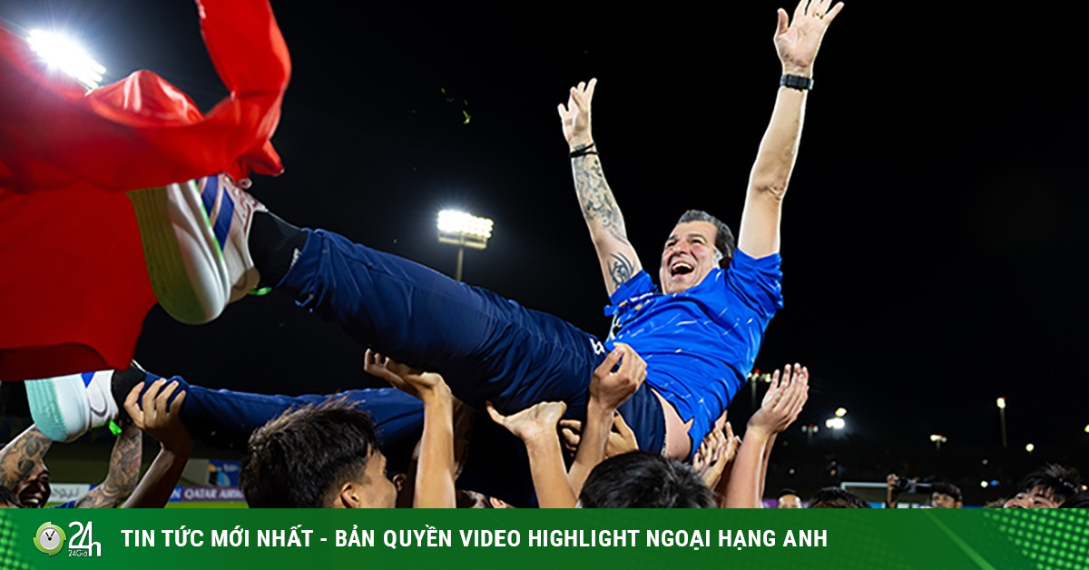 Ảnh: U17 Việt Nam vỡ oà mừng vé World Cup, vinh danh HLV Cristiano Roland