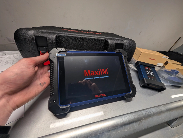 Thiết bị Autel MaxiIM chuyên quét chẩn đoán lỗi ô tô.