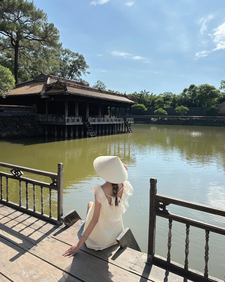 Du khách đến viếng Khiêm Lăng, một trong những di tích lịch sử quan trọng thuộc quần thể di tích Cố đô Huế.