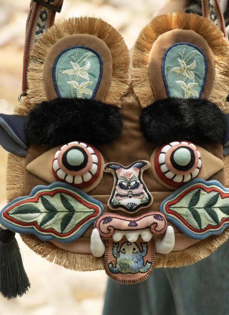 Chiếc túi hình đầu hổ được sản xuất tại Quảng Tây và lấy cảm hứng từ các thiết kế dân gian truyền thống.
