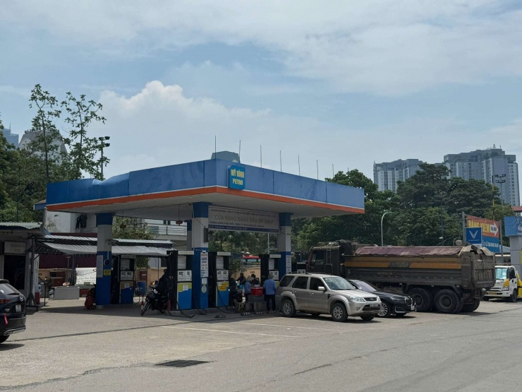 Tâm lý của không ít người dân vẫn muốn được lựa chọn loại xăng sử dụng, thay vì chỉ dùng xăng E10