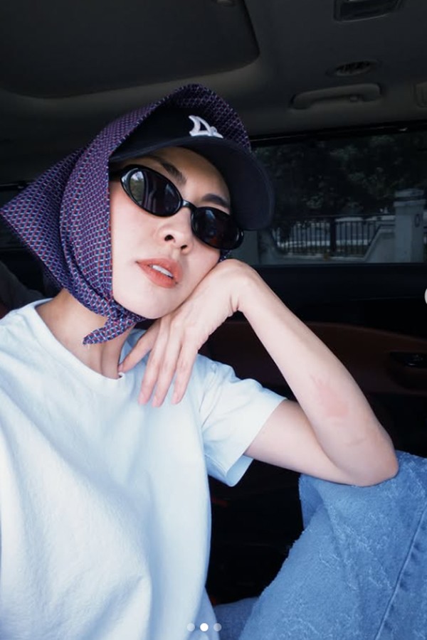 Gam màu yêu thích của Tăng Thanh Hà chủ yếu xoay quanh trắng, đen, be, nâu hoặc xanh denim. Đây đều là những tông màu giúp người mặc tạo cảm giác thanh lịch, dễ phối và không bị lỗi mốt theo thời gian. Việc hạn chế sử dụng màu sắc nổi bật hay họa tiết rườm rà cũng giúp hình ảnh của cô luôn tinh tế, nhẹ nhàng.