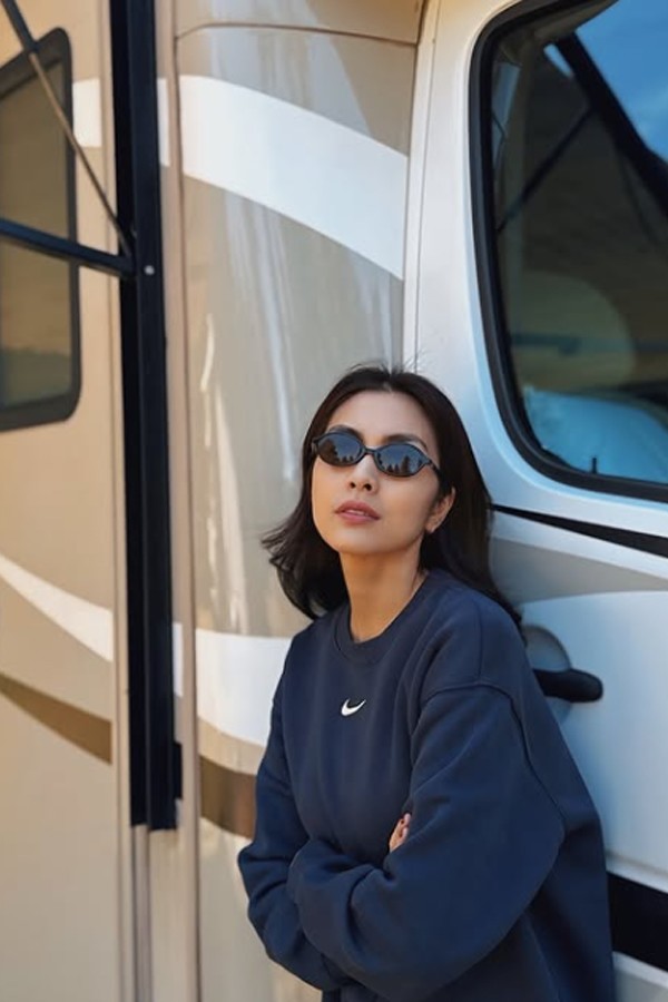  Nhẹ nhàng, kín đáo và đề cao giá trị bền vững. Thay vì xuất hiện dày đặc với hình ảnh hào nhoáng, cô chọn xây dựng dấu ấn bằng sự tinh tế và ổn định.