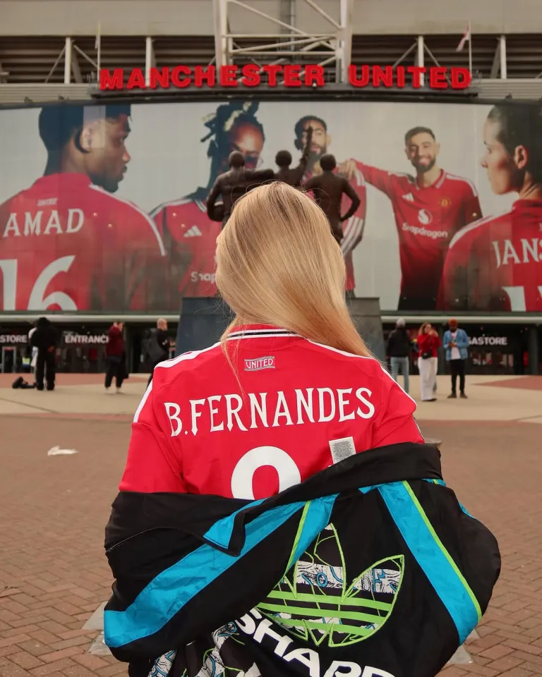 Therese Gudmundsen hiện diện phía trước sân Old Trafford