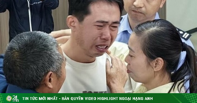 Người đàn ông góa vợ bật khóc khi đoàn tụ con trai bị bắt cóc sau 35 năm