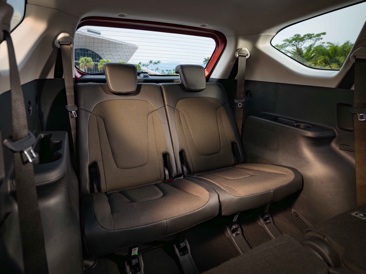Hàng ghế thứ 3 trên xe Hyundai Stargazer khá rộng rãi.