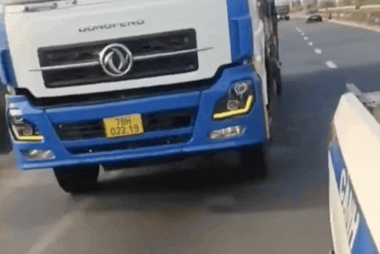 Video tài xế xe tải bỏ chạy khi CSGT yêu cầu dừng xe, bị chặn sau nhiều km - 1