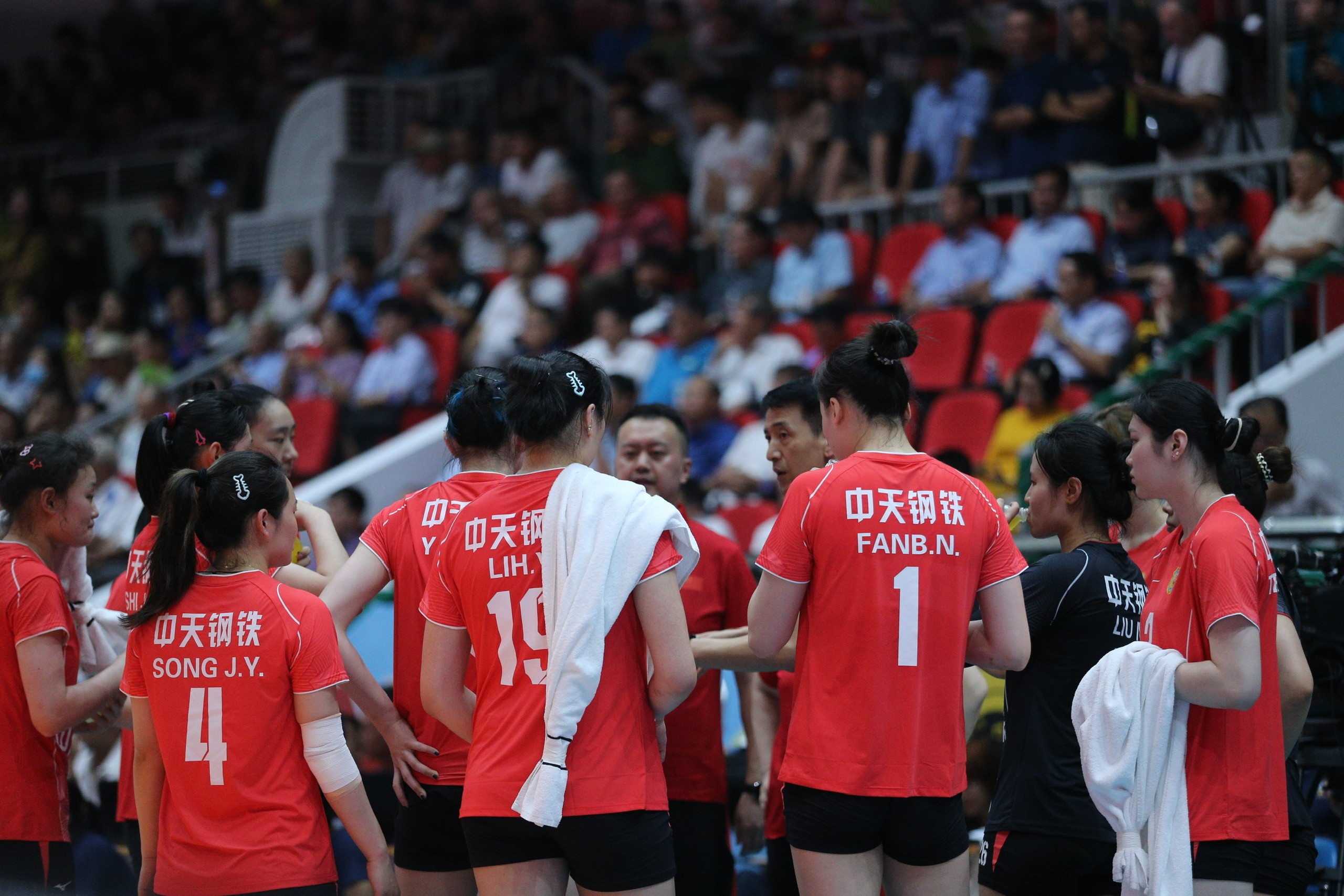 Các cầu thủ Jiangsu thể hiện ưu thế chiều cao của hàng chắn lẫn tỉnh táo trong xử lý ở 2 set cuối