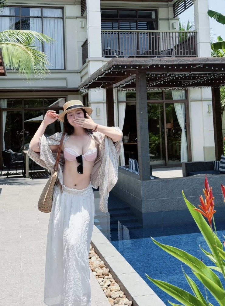 Cô lựa chọn lối trang điểm nhẹ nhàng, để tóc suôn tự nhiên nhưng vẫn đủ khiến tổng thể thêm phần nổi bật giữa khung cảnh biển xanh nắng vàng.