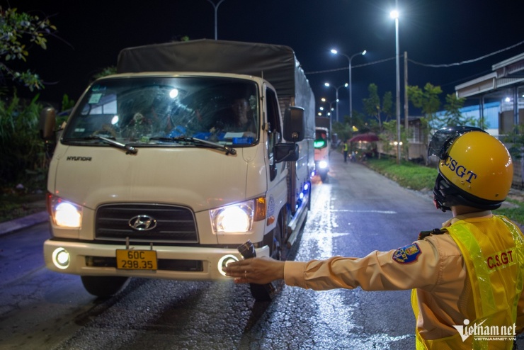 Mẹ bàng hoàng biết con trai dùng cần sa khi CSGT kiểm tra tại chợ Bình Điền - 2