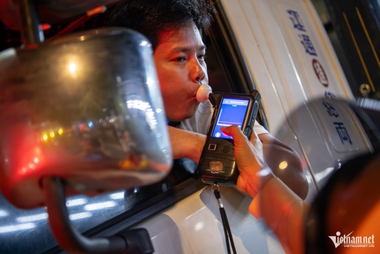 Mẹ bàng hoàng biết con trai dùng cần sa khi CSGT kiểm tra tại chợ Bình Điền - 3