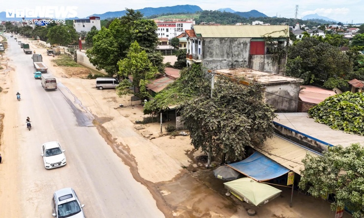 Người Hà Nội sống trong 'bão bụi' bên dự án mở rộng Quốc lộ 6 - 15