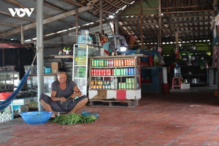 Một trong hai hộ gia đình sinh sống lâu đời trên Hòn Cau.