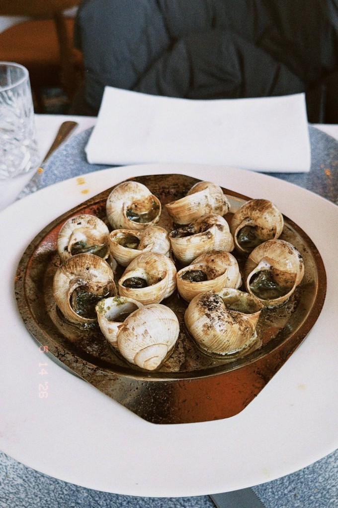 Tăng Thanh Hà khá chuộng món escargot khi lần nào đến Paris cô gần như đều tranh thủ ăn món này.