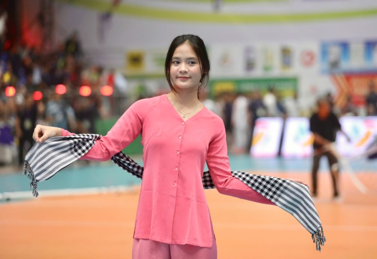 Dàn "hoa khôi" mặc áo bà ba khoe nhan sắc nổi bật - 9