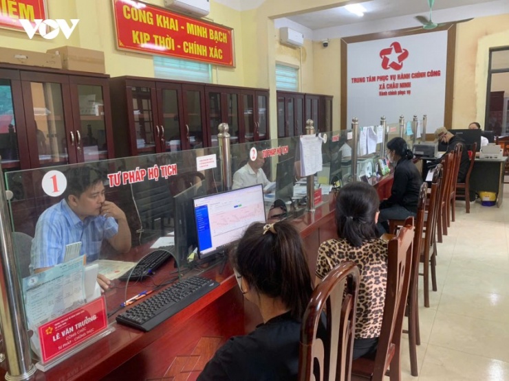 Cán bộ công chức xã Châu Ninh (Hưng Yên) phục vụ người dân đến làm thủ tục hành chính
