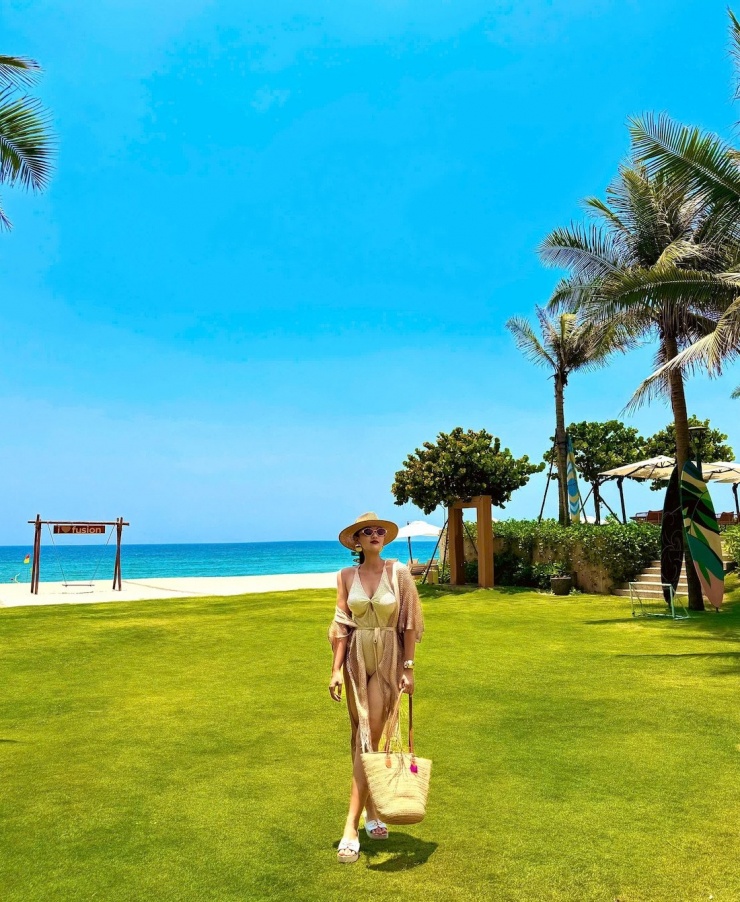 Nữ diễn viên chia sẻ với VietNamNet rằng hiện đang ra biển ở ẩn. Cô chủ yếu bay đi bay lại giữa Đà Nẵng và TPHCM, thi thoảng mới quay lại Hà Nội. 