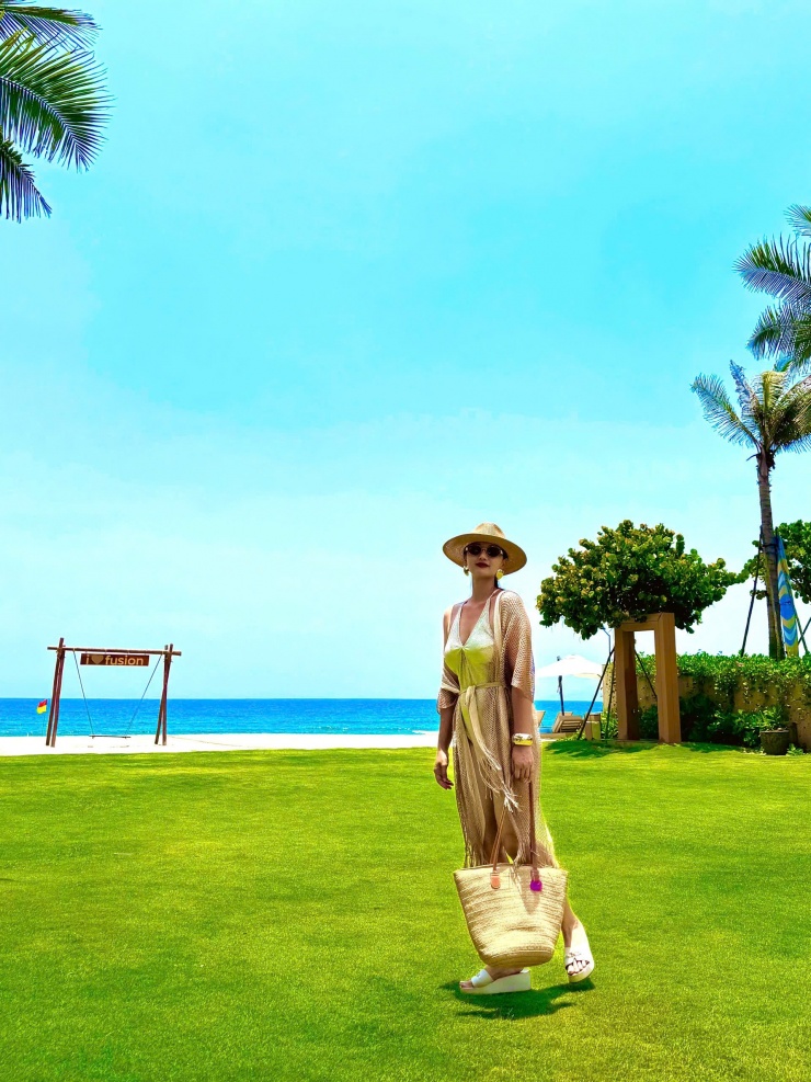 Thời gian dài im ắng, nữ diễn viên vừa chụp loạt ảnh mặc đồ bơi khoe vóc dáng gợi cảm ở một khu resort. 