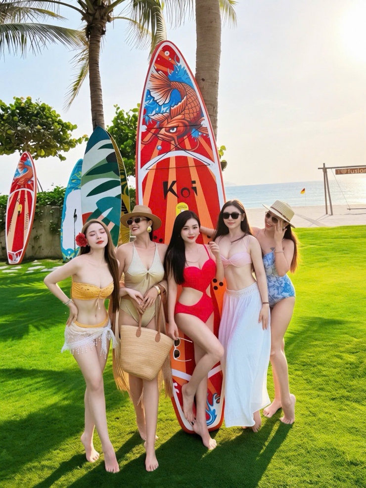 Dàn mỹ nhân khoe vóc dáng nóng bỏng trong trang phục đồ bơi bắt mắt. Dù lớn tuổi nhất nhưng Lã Thanh Huyền sexy và trẻ đẹp không thua kém đàn em. 