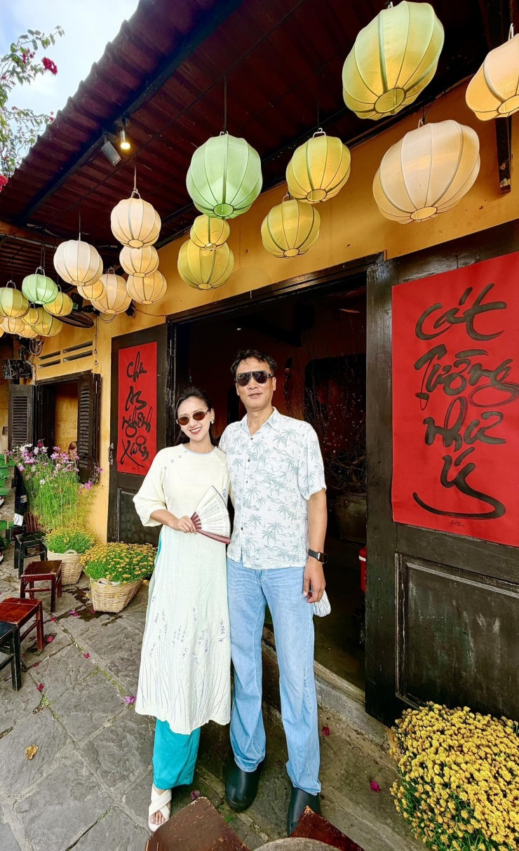 Ngoài đời, nữ diễn viên kết hôn với ông xã hơn 12 tuổi và tận hưởng cuộc sống như bà hoàng. Cặp đôi có 1 cậu con trai và thường xuyên đi du lịch khắp nơi. 