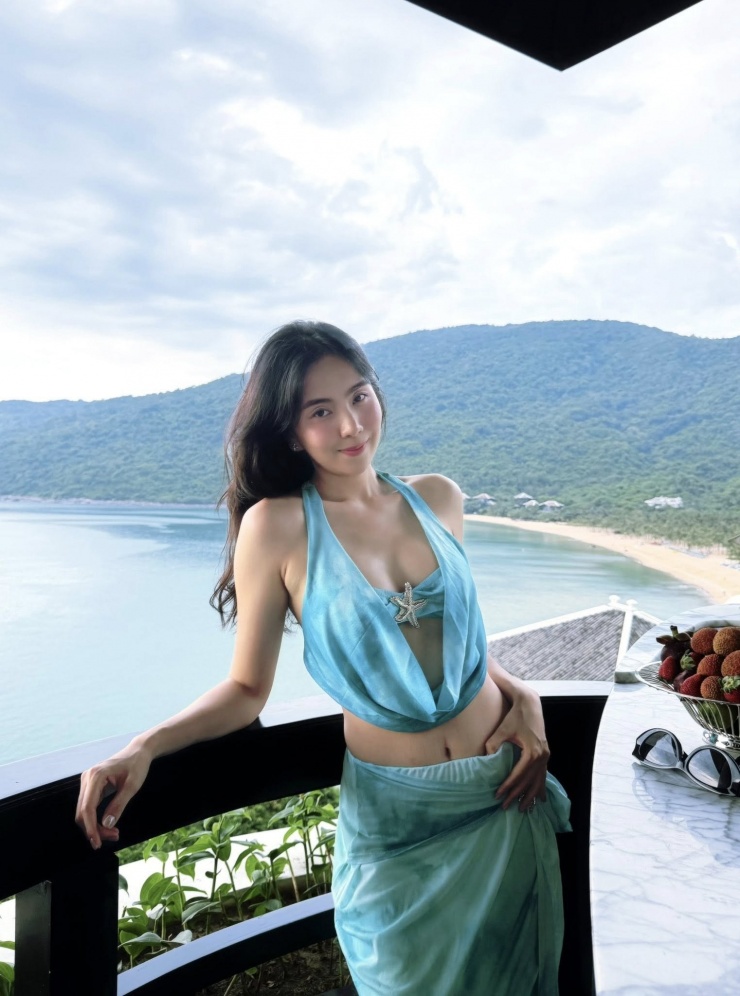 Ngay sau sinh mổ, Mai Ngọc không đặt nặng áp lực phải giảm cân thật nhanh. Điều cô ưu tiên là hồi phục sức khỏe, ngủ đủ và đảm bảo nguồn sữa cho con. Tuy nhiên, nhờ chế độ ăn hợp lý, cân nặng của cô giảm dần một cách tự nhiên. Chỉ sau 18 ngày, cô giảm khoảng 8kg và trở lại mốc 59kg - tương đương số cân trước khi mang thai. 