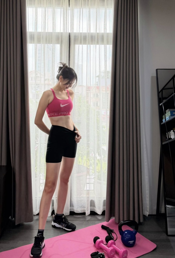 Mai Ngọc bắt đầu tập luyện khi con được khoảng 3 tháng 10 ngày tuổi. Cô tập gym đều đặn để phục hồi sức mạnh cơ lõi và siết cơ bụng.