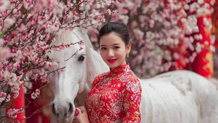 Bước sang tháng 4 Âm lịch, khí hạ dần đậm, vận trình con giáp tuổi Ngọ cũng theo đó suy dần