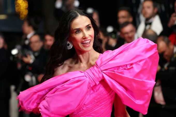 Demi Moore tỏa sáng giữa dàn sao với đầm nơ ngoại cỡ - 2