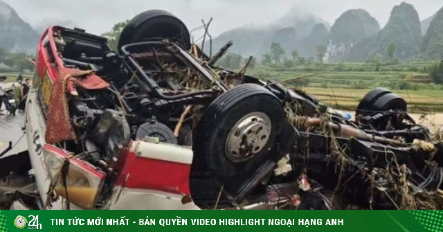 Mưa lũ dữ dội trong đêm tại Cao Bằng: Xe khách bị “vò nát”, hàng trăm nhà dân ngập sâu