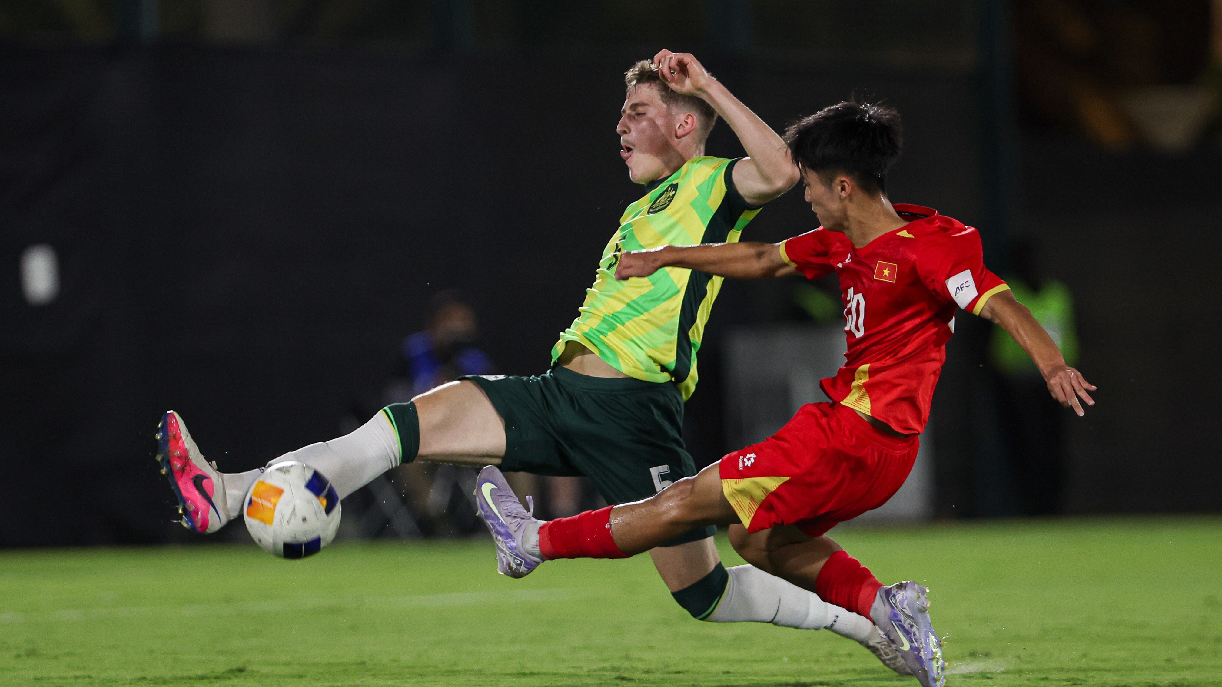 Cơ hội tốt nhất của U17 Việt Nam trong hiệp 1 thuộc về Sỹ Bách, nhưng cú sút ở phút 23 lại bị hậu vệ U17 Australia chặn lại