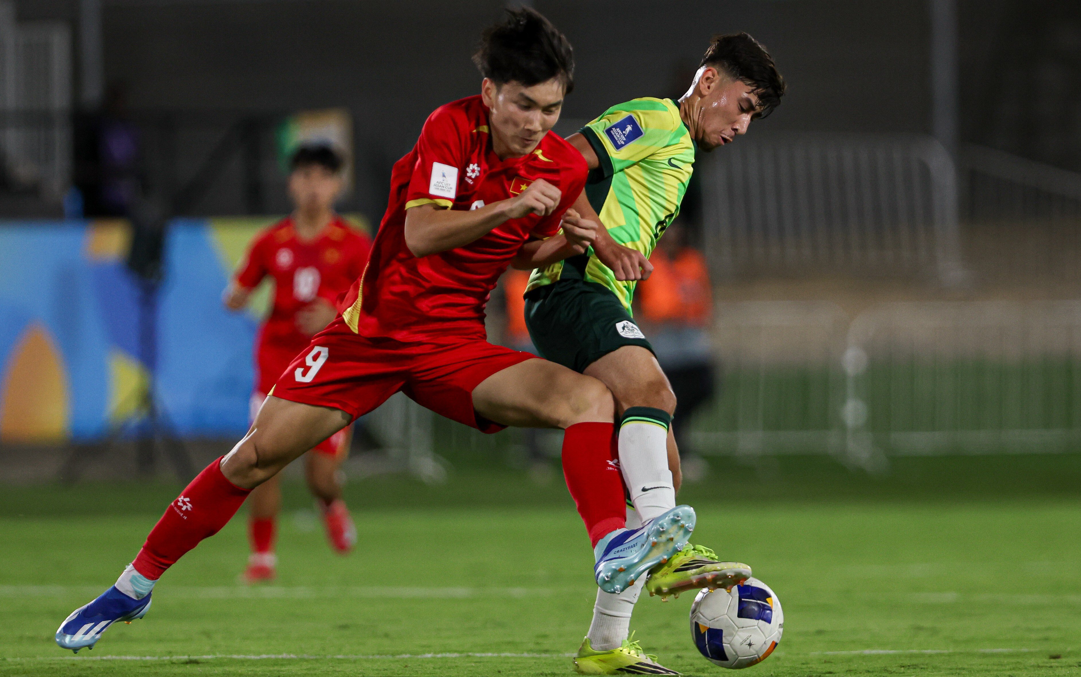 Đầu hiệp 2, U17 Việt Nam tấn công có nét và tạo ra những cơ hội nguy hiểm, tiếc rằng đều phung phí