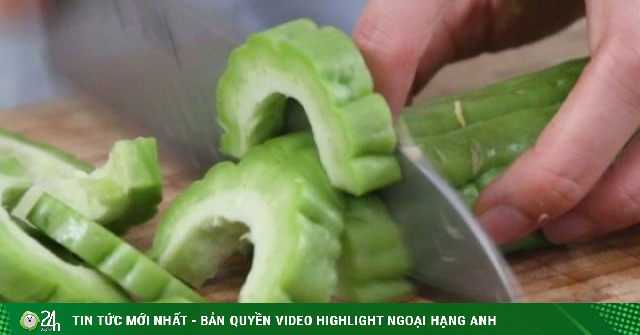 Chồng cầu cứu mẹ dạy vợ làm gỏi mướp đắng thanh mát giàu đạm giải ngán cho mình