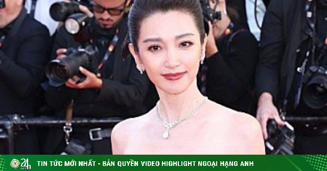 Lý Băng Băng hút hai triệu lượt xem với đầm 'tranh thủy mặc'