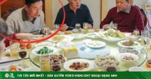 Người đàn ông bị bạn học cười nhạo nhặt đồ ăn thừa trong buổi họp lớp, cái kết khiến ai cũng xấu hổ