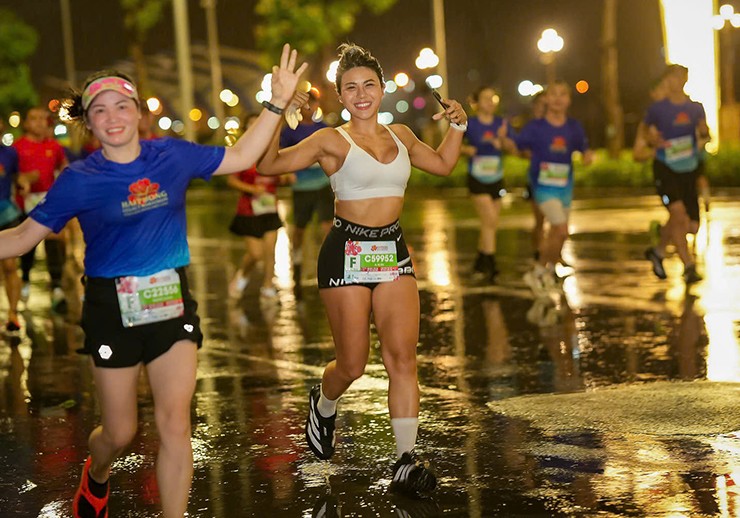 Hot girl làng gym chạy 21km dưới mưa lớn, Hồng Lệ vô địch marathon ở Hải Phòng - 2