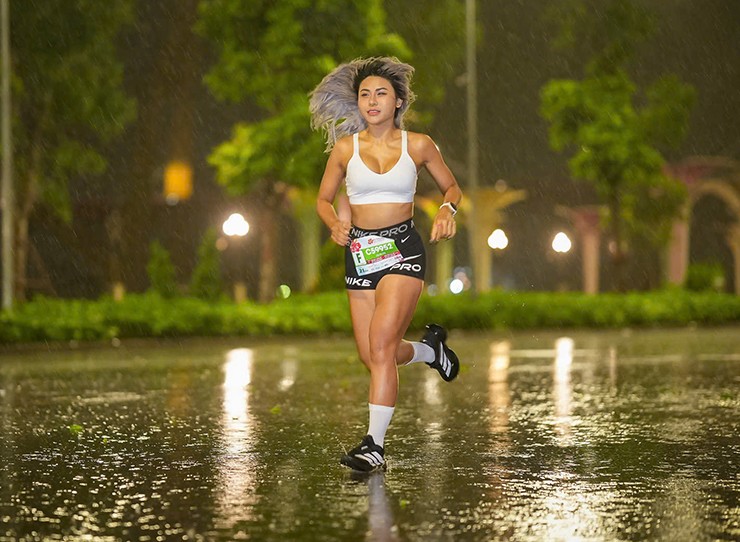 Ngọc Lan thi đấu cự ly 21km bất chấp trời mưa lớn