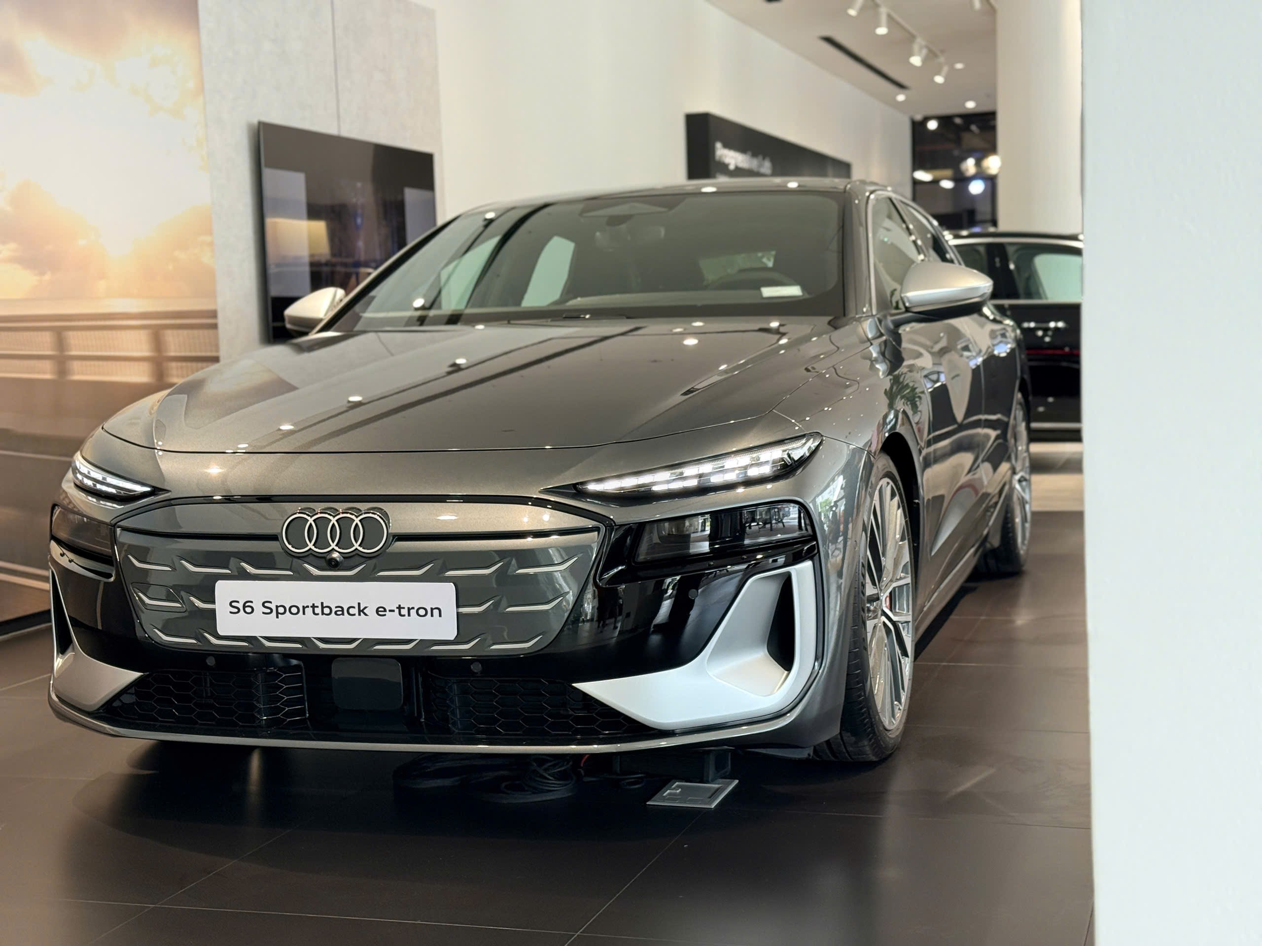Audi S6 Sportback e-tron, đánh dấu lần đầu tiên dòng xe hiệu suất cao S-series.
