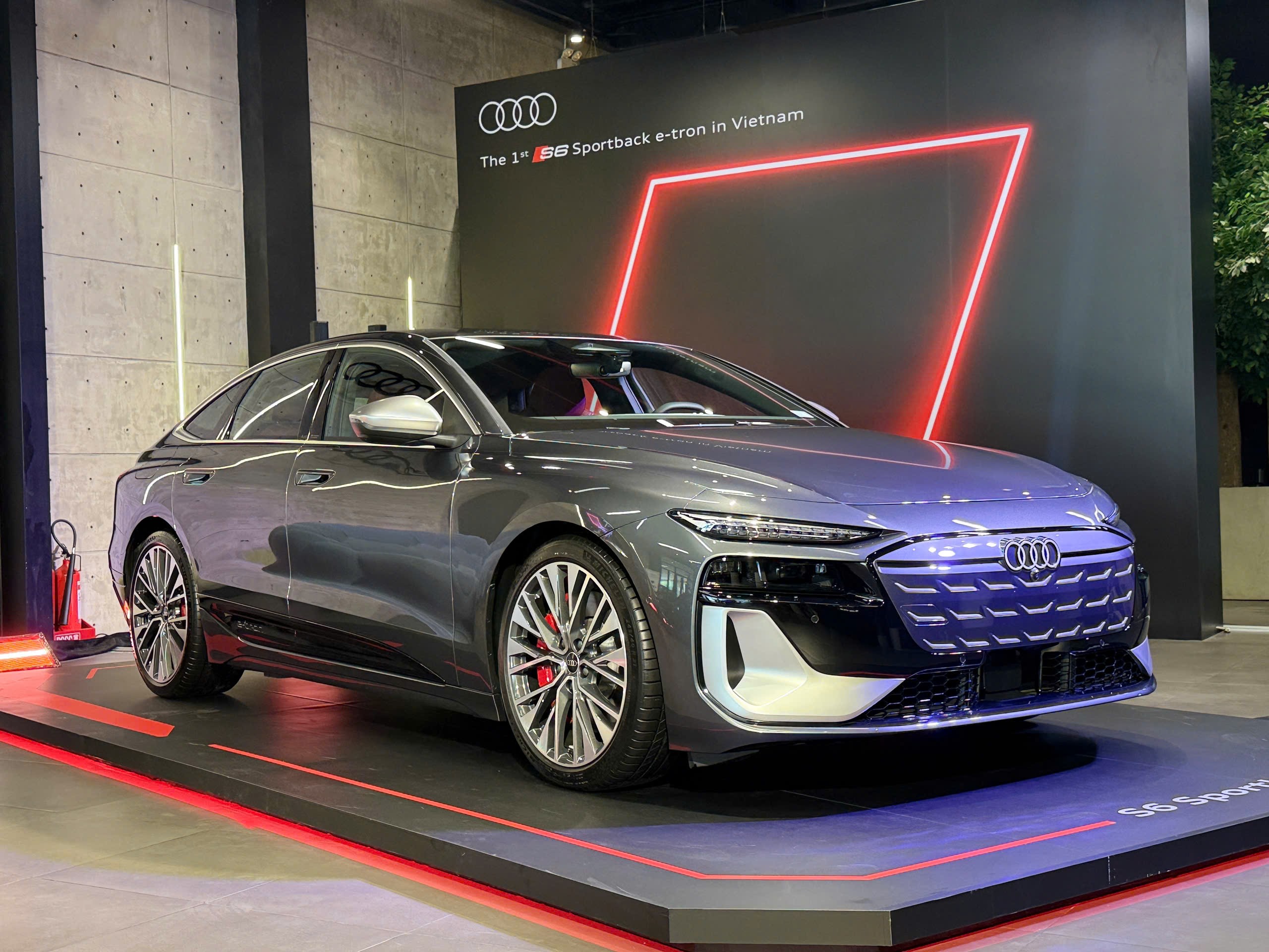 Audi S6 Sportback e-tron được phân phối từ tháng 5 với giá khởi điểm từ 4,199 tỷ đồng.
