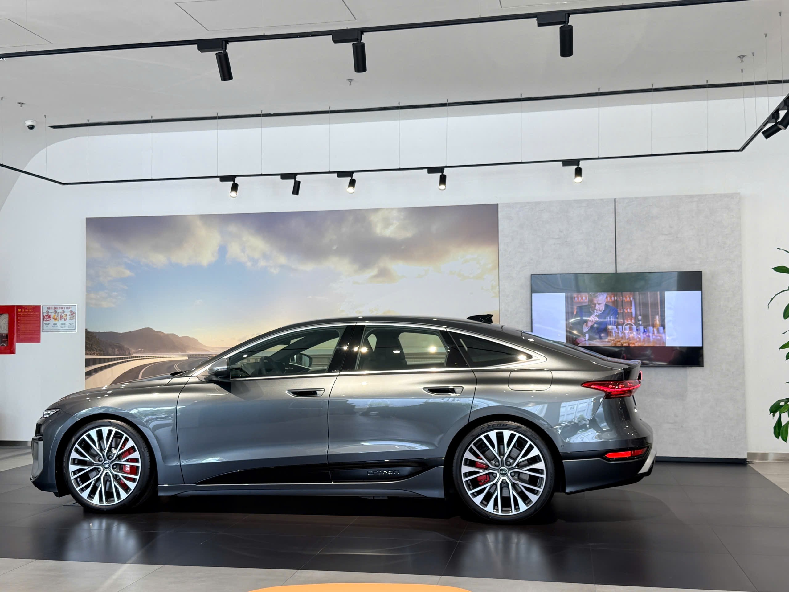 Audi S6 Sportback e-tron được phát triển trên nền tảng PPE (Premium Platform Electric) thế hệ mới. 