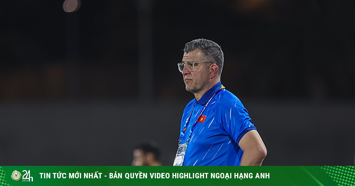 HLV Roland nói lời "gan ruột" sau trận thua U17 Úc: "Cả Việt Nam tự hào về các em!"