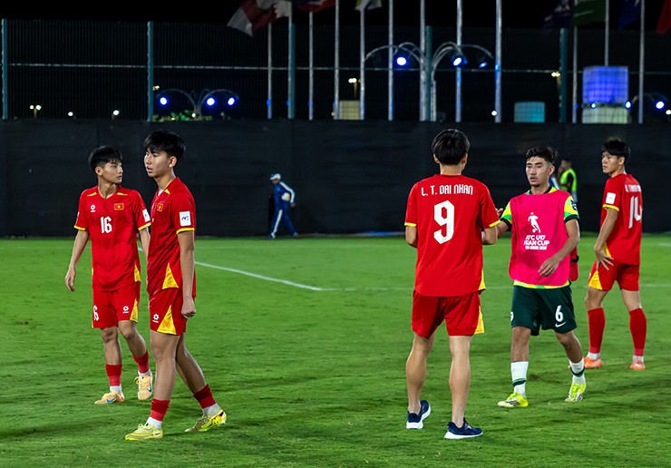 Cầu thủ U17 Việt Nam buồn bã khi từng bước ở tứ kết U17 châu Á.