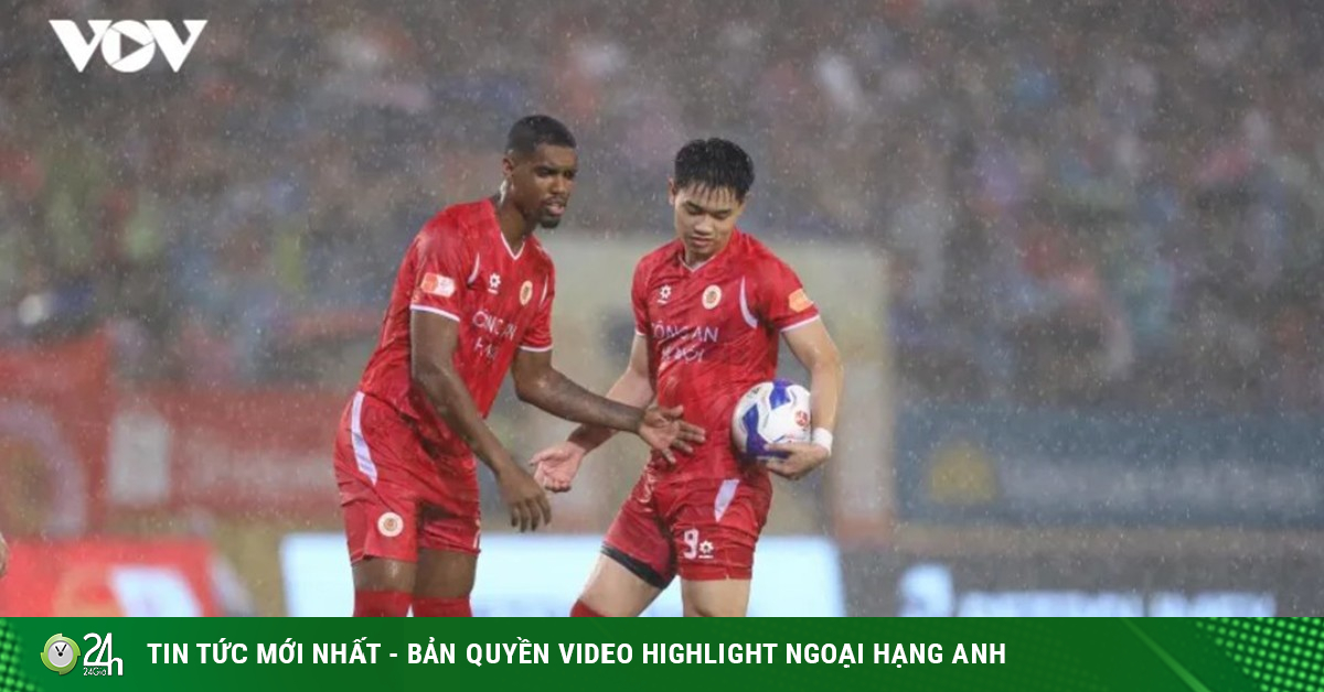 Alan và Đình Bắc tranh đá phạt đền trong ngày CLB CAHN vô địch V-League