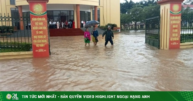 Quảng Ninh: Nước lũ bất ngờ tràn vào trụ sở xã, cuộc họp phải dừng giữa chừng