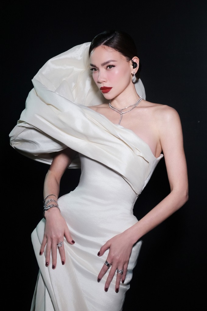 Giọng hát Việt, X-Factor, The Face, The New Mentor... Năm 2020, Hồ Ngọc Hà và diễn viên Kim Lý đăng ký kết hôn sau ba năm hẹn hò, đón cặp song sinh một trai, một gái.