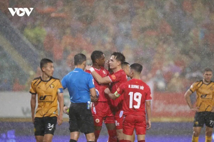Alan thậm chí còn to tiếng với Đình Bắc, Bùi Hoàng Việt Anh và Quang Hải phải can ngăn.