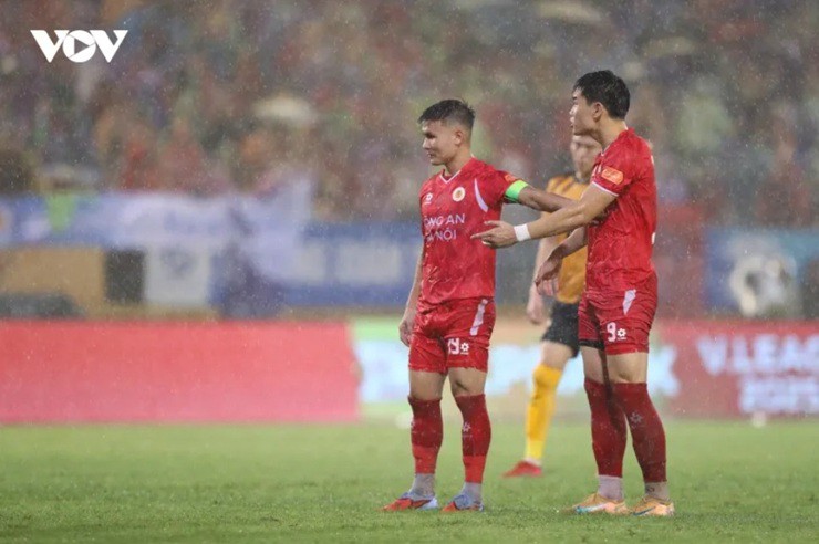 Với tư cách đội trưởng, Quang Hải khuyên bảo Đình Bắc và quyết định để Alan đá phạt đền. 