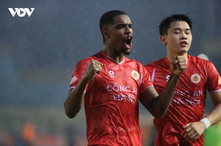 Sau pha ghi bàn, Alan và Đình Bắc ăn mừng cùng nhau. 