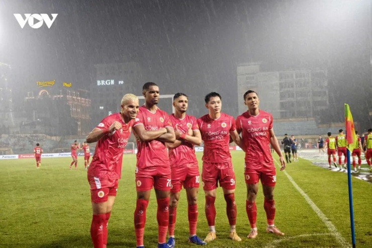 Sau đó, CLB CAHN còn ghi thêm 1 bàn thắng nữa để ấn định chiến thắng 2-0, qua đó chính thức lên ngôi vô địch V-League. 